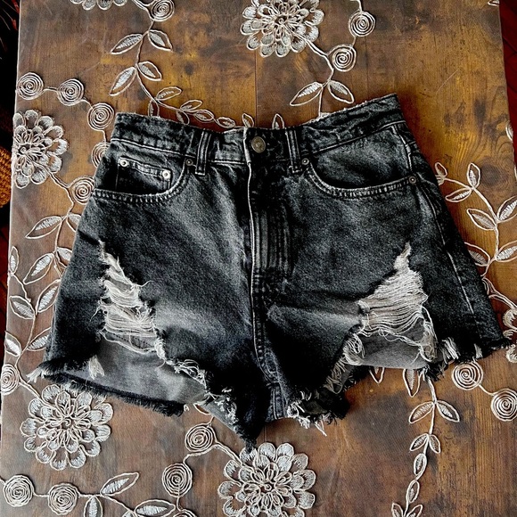 Zara SZ 4, black denim shorts. - Picture 1 of 11